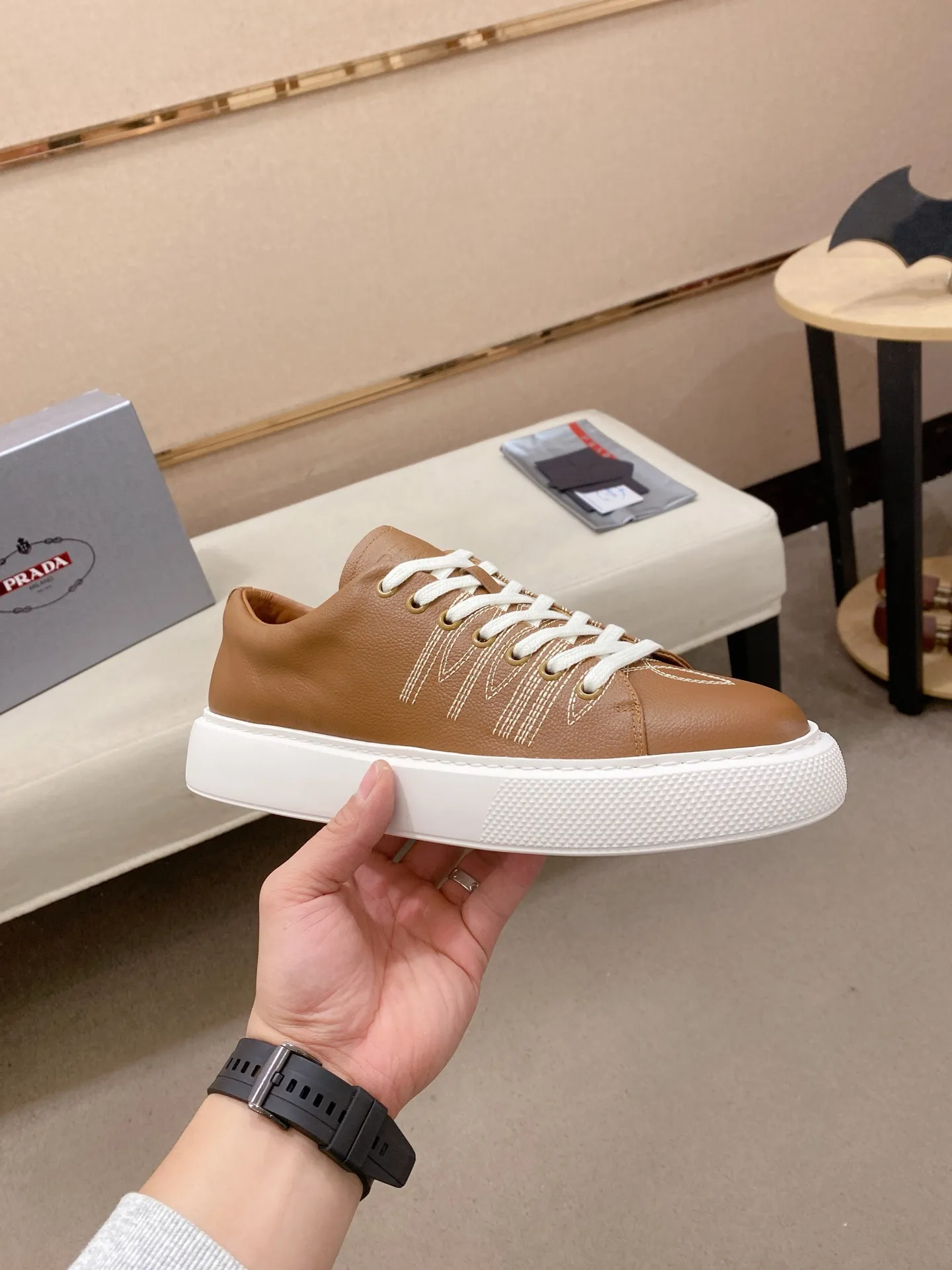 Factory price 560💰 ✔️✔️✔️Higher version High-quality new PRADA (Prada) counters are launched simultaneously. The new men's shoes and 😘fabric are made of selected first-layer cowhide with superb craftsmanship. Lining: Full cowhide lining. 👍🏿 High-end ☄️ air-cushion molded anti-slip rubber outsole, exquisite lines, simple and elegant, comfortable and high-end for leisure travel. Code number: 38 to 45